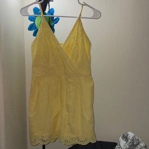 Beautiful yellow Medium sized romper that’s never been used used.